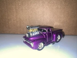 MÁQUINAS MUSCULARES ESCALA 1/64 FUNDIDO A PRESIÓN 56 CAMIONETA FORD PÚRPURA - Imagen 1 de 8