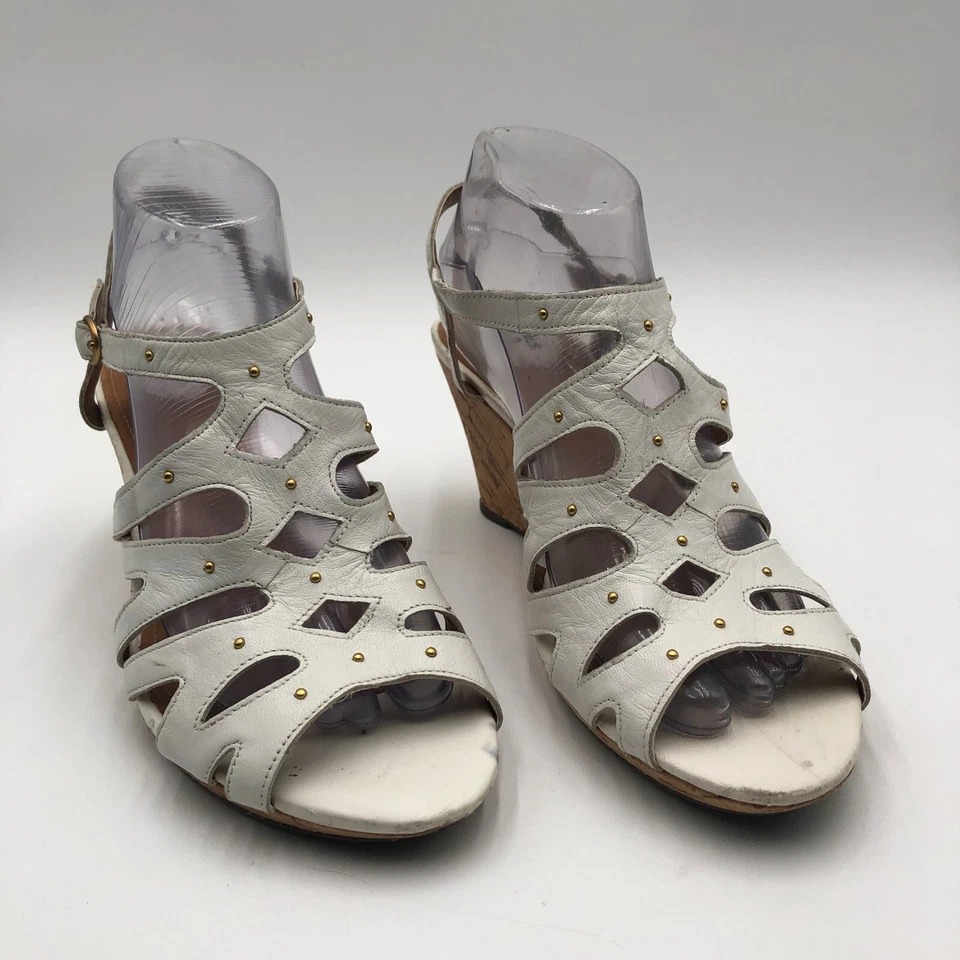 Sandalias de cuña Clarks artesanales de cuero blanco de corcho 9,5 m plateadas detalle de tachuelas con tiras Foto 1 de 4