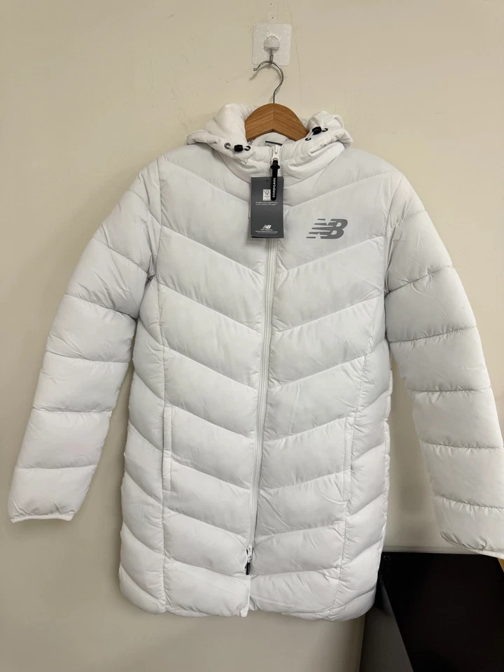 Chaqueta acolchada New Balance larga con capucha cremallera completa para mujer W1011 Foto 1 de 1