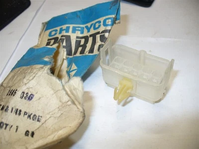 Conector de terminal de seta anos 60 70 -Plymouth Dodge Chrysler 2585030 NOS. - Imagem 1 de 2