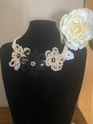 COLLANA FATTA A MANO Panna E Nera Con Filato Elastico . 3 Fiori Sul Davanti - Immagine 1 di 4