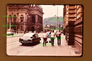 Dia Straßenszene Autos Menschen vermutlich Prag in den 70ern - Picture 1 of 1