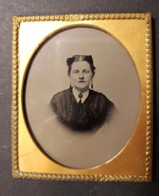 Tintype, ¿tal vez Tintype of Opalotype?  Dama con joyas y vestido elaborado abalorios. Foto 1 de 4