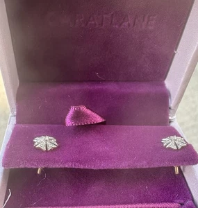 Orecchini a perno con diamanti floreali decorati CARATLANE - Foto 1 di 9