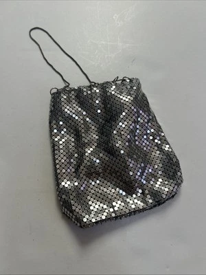Bolso de noche vintage de malla plateada con cordón y solapa Whiting & Davis EE. UU. Foto 1 de 4