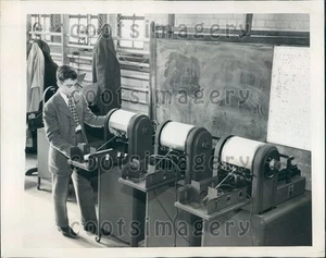 1946 Vervielfältigungsmaschinen am Hunter College NYC Pressefoto - Bild 1 von 2