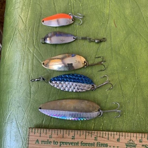 Lot of 5 Vintage Fishing Spoon Lures Little Cleo Topless Assorted Colors Sizes - Picture 1 of 9