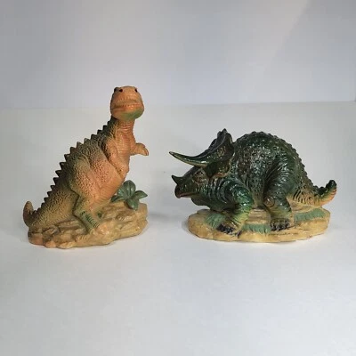 De colección 1987 Small World Imp. Bancos de plástico para dinosaurios Triceratops y T-Rex de 4x6" Foto 1 de 4