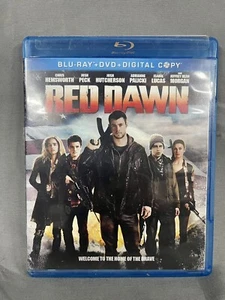 Red Dawn (Blu-ray and DVD, 2012) Chris Hemsworth Josh Peck - Foto 1 di 3