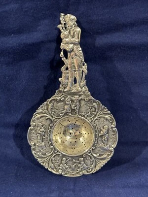 Precioso colador de té antiguo alemán 800 plata fina "danza campestre" sobre la taza Foto 1 de 4