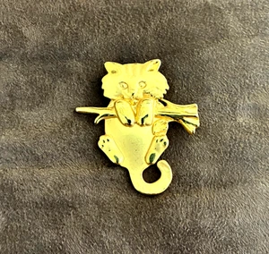 Brooch Pin Gold Tone Cat Hanging From A Branch Novelty - Picture 1 of 1