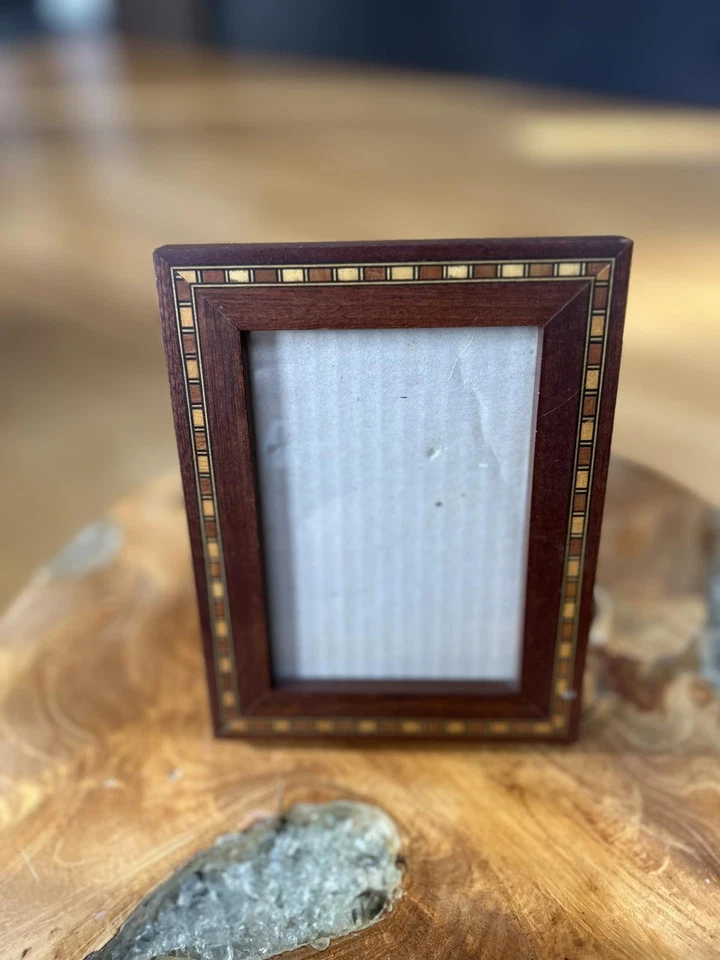 Marco de madera con sello con incrustación decorativa Foto 1 de 2