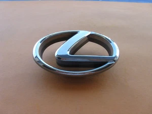 01 02 03 04 05 06 LEXUS LS430 LS 430 FRONT GRILLE EMBLEM LOGO BADGE SIGN A43512 - Picture 1 of 4