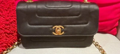 BOLSO CHANEL VINTAGE CON HERRAJES DE BLOQUEO GIRATORIO DE 24K CC Y CADENAS BIJOURN Foto 1 de 4