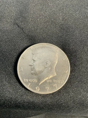 1977 KENNEDY HALF DOLLAR No Mint Mark Rare Circulated - Image 1 of 4