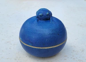 CUENCO CON TAPA AZUL COBALTO CERÁMICA ESTUDIO AUSTRALIANO VINTAGE CON RANA EN TAPA - Imagen 1 de 9