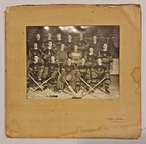 Foto de gabinete de equipo de hockey vintage de 13 1/2" x 13" con marco de Hinpley Studio - Imagen 1 de 3