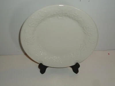 ВИНТАЖНЫЙ GIBSON КРАСИВЫЙ ПОДНЯТЫЙ БЕЛЫЙ ЦВЕТОЧНЫЙ ДИЗАЙН 7 1/4» ХЛЕБ ТАРЕЛКА 10 AVAIB - Изображение 1 из 3