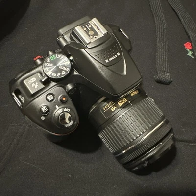 Cámara digital Nikon D5300 24,2 MP SLR con lente 18-55 mm f/3,5-5,6G ED VR casi nueva Foto 1 de 4