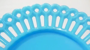 Challinor & Taylor blau Milchglas Spitzenteller viktorianisches Muster mit Zapfenrand - Bild 1 von 5