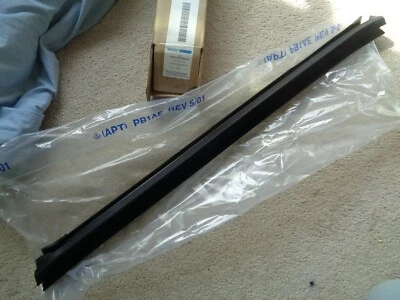 FORD 2W1Z-5420569-AA 1998-2011 ЛИНКОЛЬН ГОРОДСКОЙ АВТОМОБИЛЬ ПЕРЕДНЯЯ ДВЕРЬ ОКНО ПОГОДНАЯ ПОЛОСКА - Изображение 1 из 4