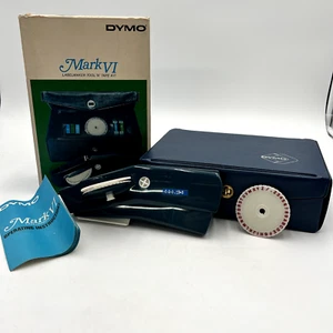 Herramienta de etiquetadora vintage DYMO Mark VI (M-6) cinta 'N' con estuche de 2 ruedas fuente, lote - Imagen 1 de 6