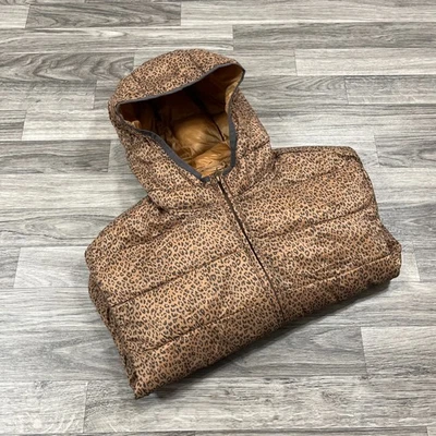 Chaqueta acolchada acolchada con capucha con estampado de guepardo marrón con cremallera completa GAP para niño mediana Foto 1 de 4