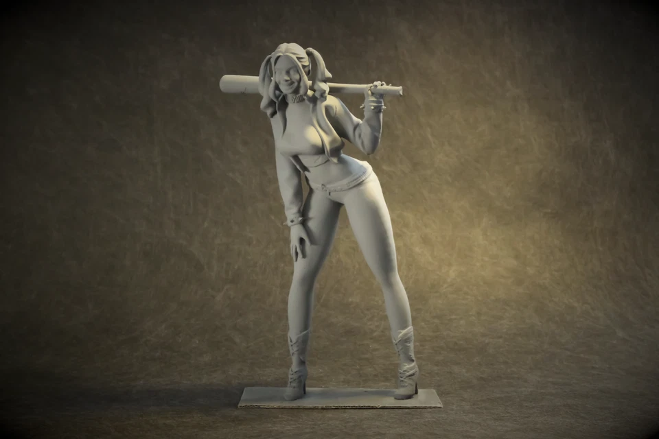 Harley Quinn - Kit de estatua impresa en 3D grado coleccionista (con base de madera) Foto 1 de 4