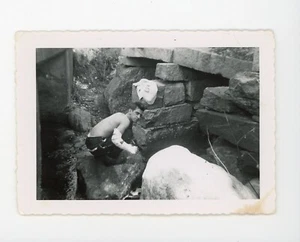 Hombre sin camisa con mano vendada - foto encontrada instantánea vintage - Imagen 1 de 3