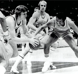 1973 Wire Photo GS Warriors Rick Barry Clyde Lee y Chicago Bulls Chet Walker - Imagen 1 de 2