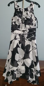 WHITE HOUSE BLACK MARKET Women's Size 2 SLEEVELESS DRESS Midi Black White Zip - Picture 1 of 11
