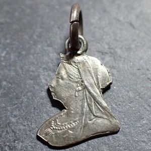 Reina Victoria Corte Moneda Plata Perfil Dije Colgante Iniciales Grabadas Fecha - Imagen 1 de 4