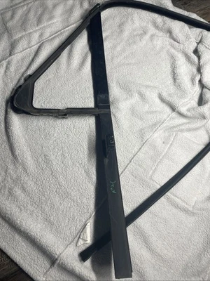 1992 - 1997 年福特 F150 F250 F350 Bronco 右握前通风窗框架仅翼窗 — 第 1/4 张图片