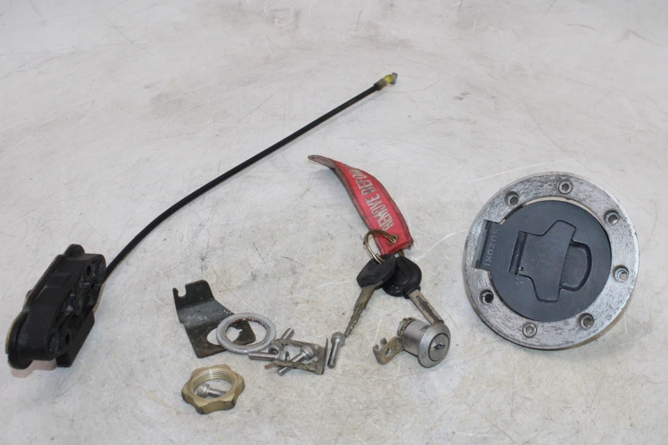 Suzuki GSXR 750 2000 juego OEM con tapa de gas y cerradura de asiento con llave Foto 1 de 4