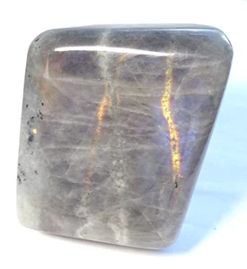 TORRE DE FORMA LIBRE LABRADORITA NATURAL PULIDA 5 x 4,7 x 3 cms 172 gms - PÚRPURA - Imagen 1 de 4