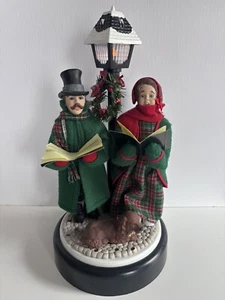 Vintage 1993 Holiday Creations Caroling Couple Musical Lighted Display Carolers - Picture 1 of 10