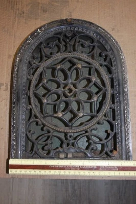 Antigua rejilla de pared arqueada con lamas de trabajo Foto 1 de 4