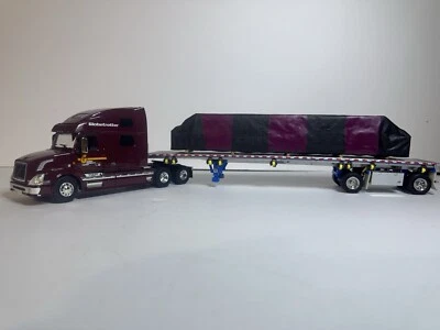 Tractor-remolque fundido a presión 1,50 Volvo WSI con remolque espada este con carga de lona  Foto 1 de 4