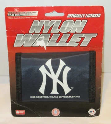 OFFICIALLY LICENSED NEW YOK YANKEES 4.75" X 3" WALLET - Image 1 of 3