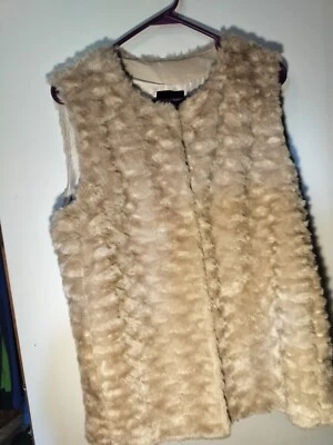 FOREVER 21 Womens Large Vest Beige Sleeveless Hook And Eye Faux Fur Round Neck  - Image 1 of 4