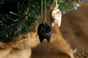 Pequeño cerdo de madera hecho a mano adorno colgante con cuerda dorada natural negro decoración - Imagen 1 de 25
