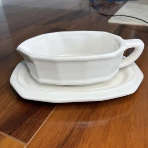Pfaltzgraff Heritage Design Gravy Boat and Under Plate White Stoneware USA - Picture 1 of 12