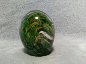 Kunstglas Briefbeschwerer Eierform Swirly Green, mehrfarbig in Klarglas - Bild 1 von 8
