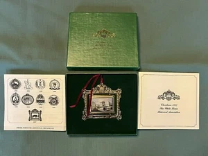 Caja y papeles de adornos navideños de la Asociación Histórica de la Casa Blanca 1997 -4028 - Imagen 1 de 4