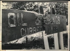 Foto de prensa 1968 antiguo signo de Town Oil Springs con vandalismo y descomposición climática - Imagen 1 de 2