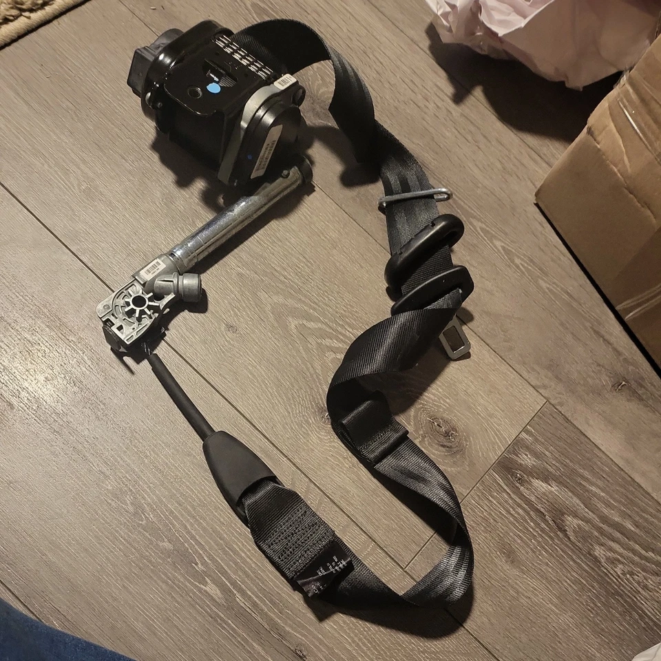 Retractor de cinturón de seguridad delantero derecho del lado del pasajero Ford Focus 2012-2018 OEM Foto 1 de 1