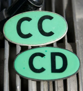 2 VINTAGE ENAMEL AUTOMOBILE CAR PINS / BUTTONS # CC CD DIPLOMAT CONSULATE - Bild 1 von 2