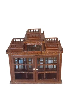 Bespaq Casa delle Bambole Miniature Gabbia per Uccellini in Legno Ornato con Uccellini all'interno Coloniale - Foto 1 di 14