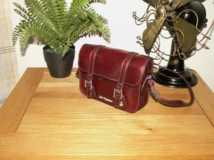 Dr Martens Mini Vegan Leather Satchel Small Crossbody Bag Cherry Rub Off (238) - Bild 1 von 5