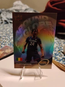 2024 Upper Deck World Of Sports Youssouf Singare Blu Inserto Rookie UCONN - Foto 1 di 2